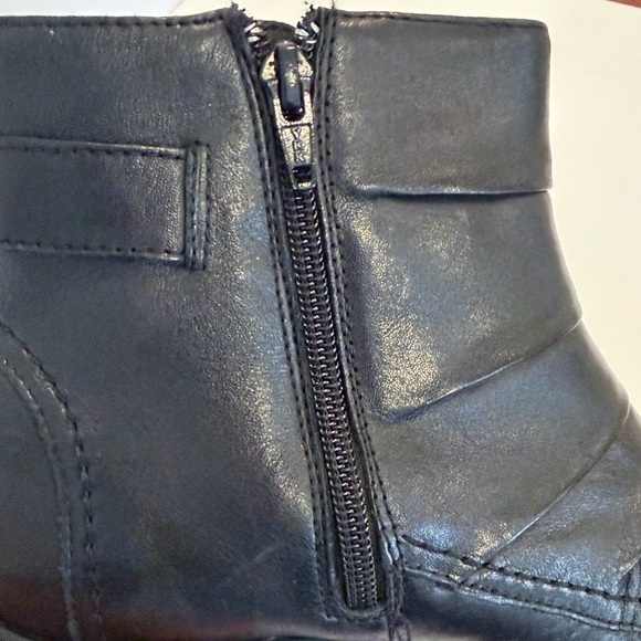 Clarks Black Leather Ankle Booties Size 9.5 boot comfortable boots - Picture 7 of 11